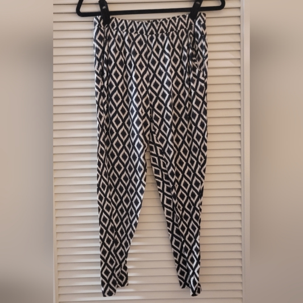 H&M- Black & White Lightweight Relaxed-Fit Diamond Pattern Pants With Pockets